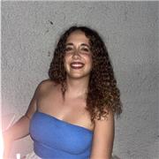 Profesora que imparte clases de cualquier materia a alumnos de primaria e infantil